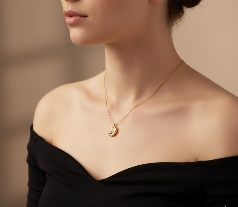 The Iora Crescent Everyday Pendant